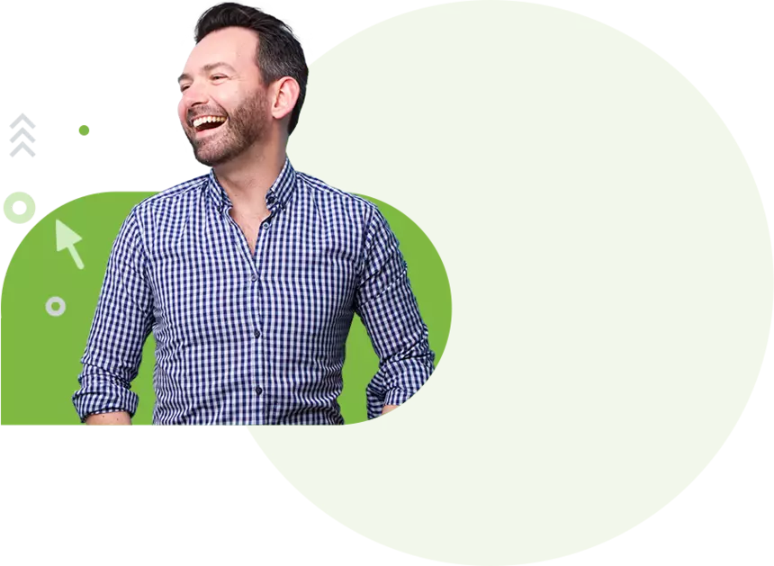 Vihreällä taustalla hymyilevä mies vihreässä neuleessa edustamassa Financial Planning & Analysis-tuotetta