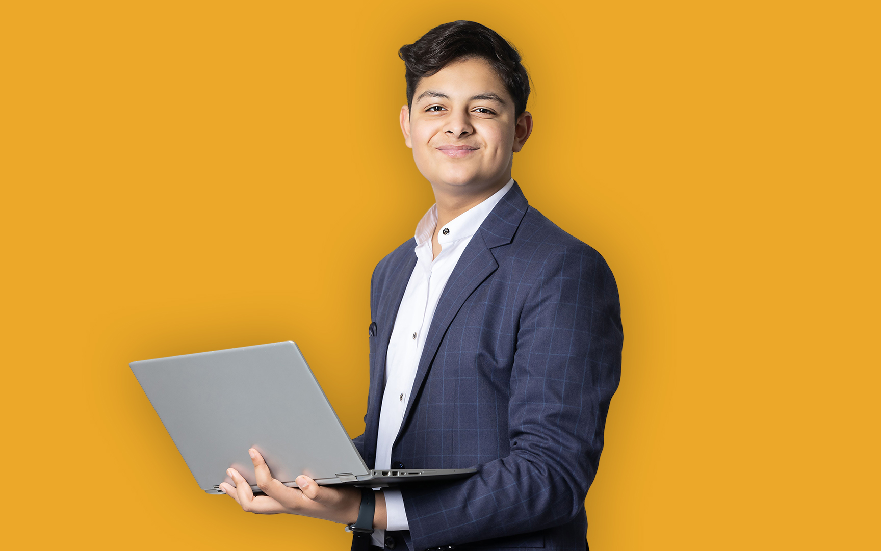 men hanging a laptop in his hands