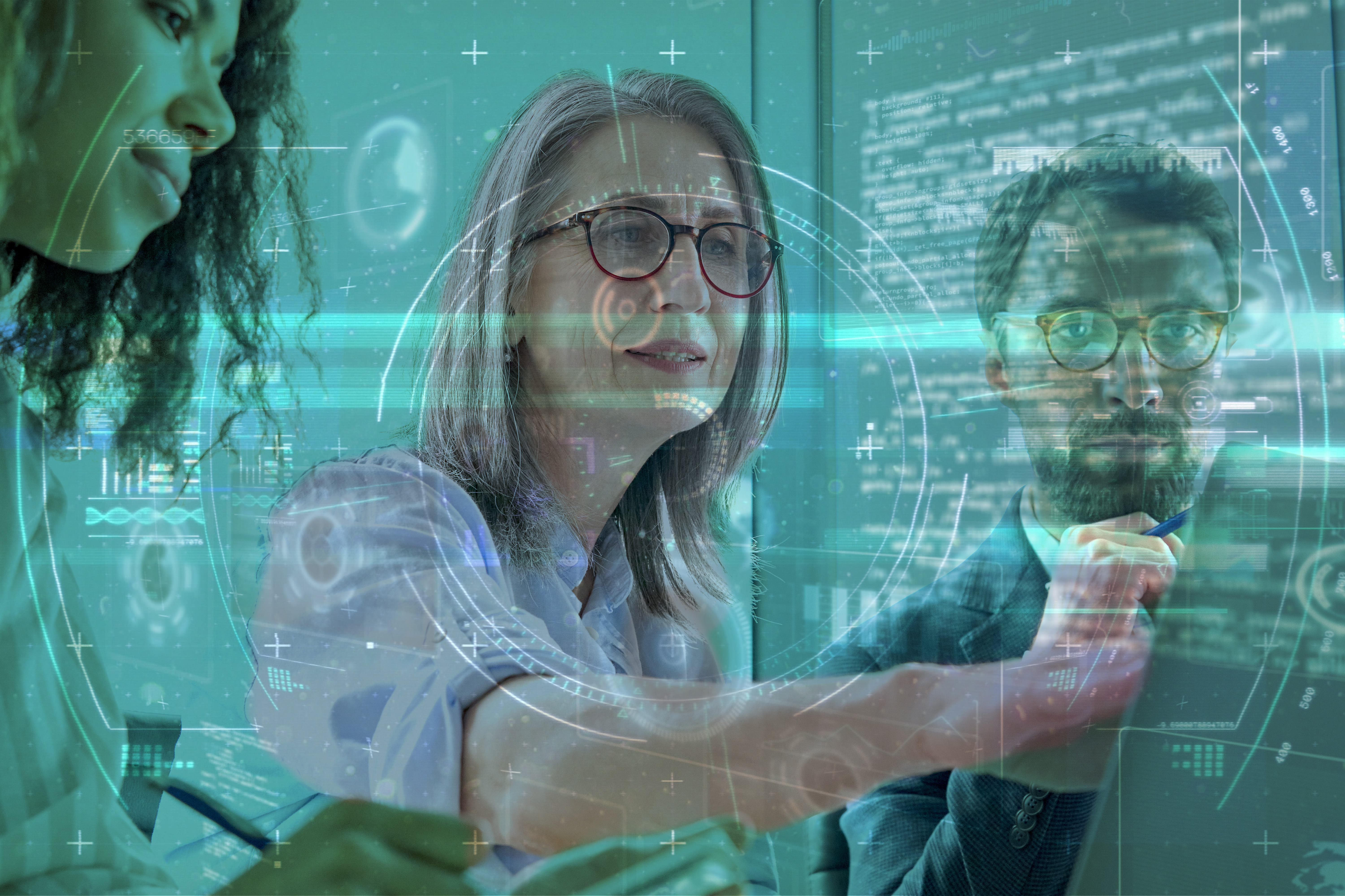 Tre yrkesverksamma samarbetar med ett futuristiskt digitalt lager av kod och data.
