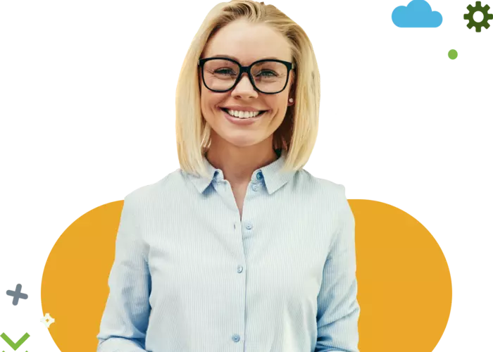 Femme souriante avec des lunettes