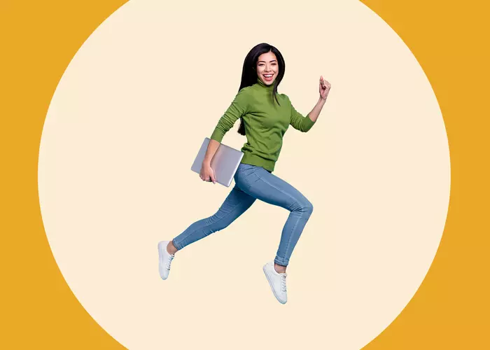 Laufende Frau mit einem Laptop vor einem orangefarbenen Hintergrund