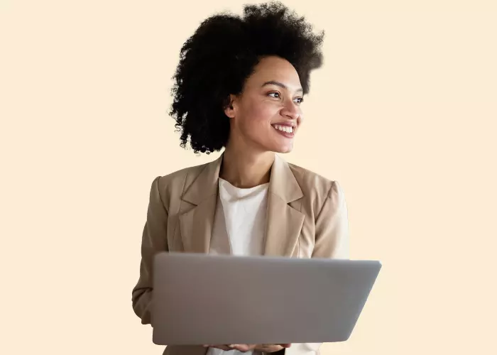 Vrouw met laptop op oranje achtergrond