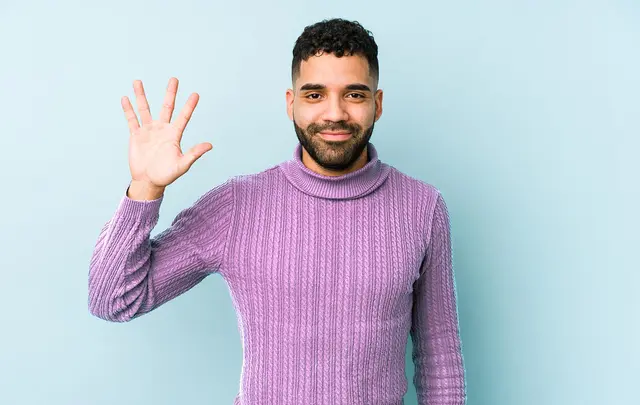 person holding 5 fingers up