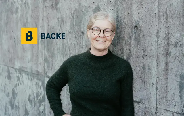 Women with glases smiling and Backe logo