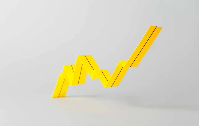 a 3 dimensional bar chart in yellow showing a steady increase on a grey background