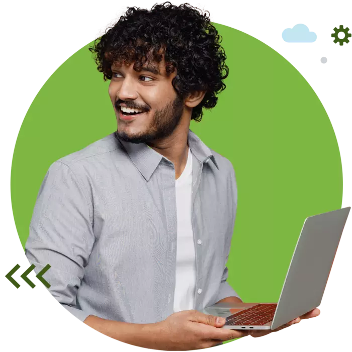 Fröhlicher Mann mit Laptop, im Hintergrund ein grüner Kreis