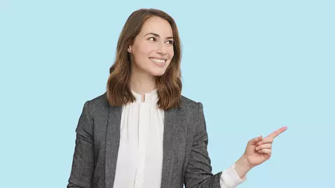 Glimlachende vrouw tegen lichtblauwe achtergrond