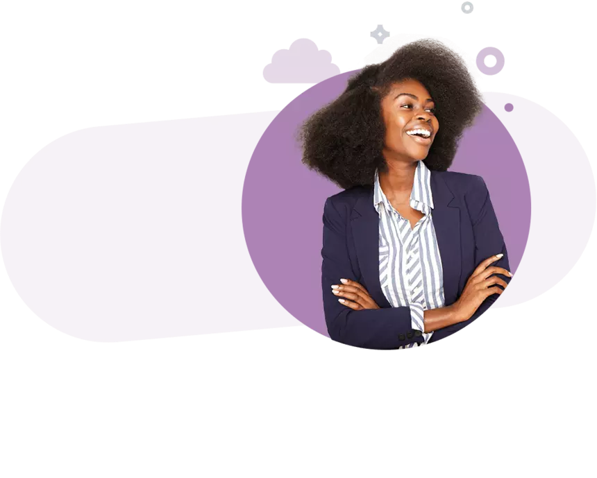 Glimlachende vrouw met krullend haar op paarse achtergrond die Human Capital Management voorstelt