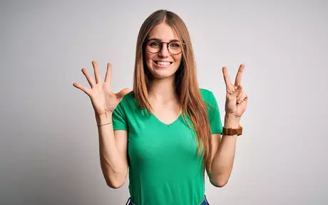 woman with 7 fingers raised