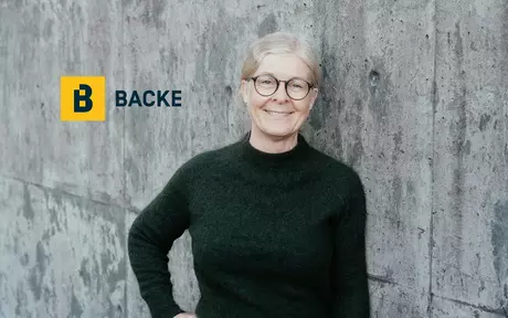 Women with glases smiling and Backe logo