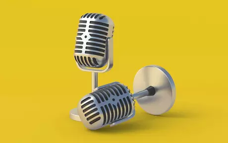 Zwei Mikrofone auf gelbem Hintergrund