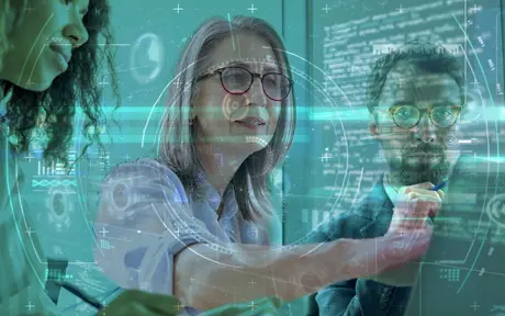 Tre yrkesverksamma samarbetar med ett futuristiskt digitalt lager av kod och data.